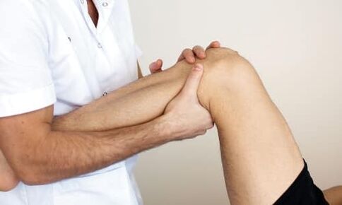 lékař vyšetří koleno na artrózu