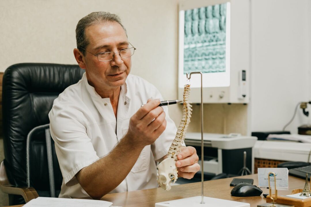 Lékař vysvětluje rysy léčby osteochondrosy hrudní páteře