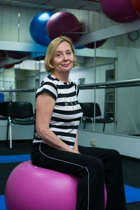 Žena s hrudní osteochondrosou po terapii cvičení